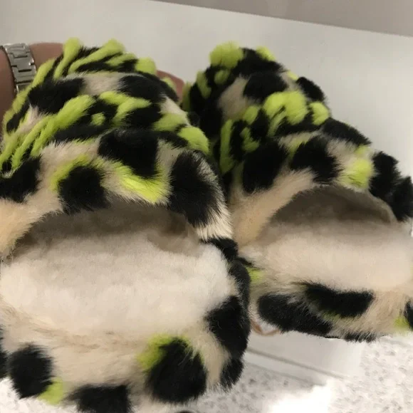 UGG slides/slippers- brand new - Picture 2 of 3